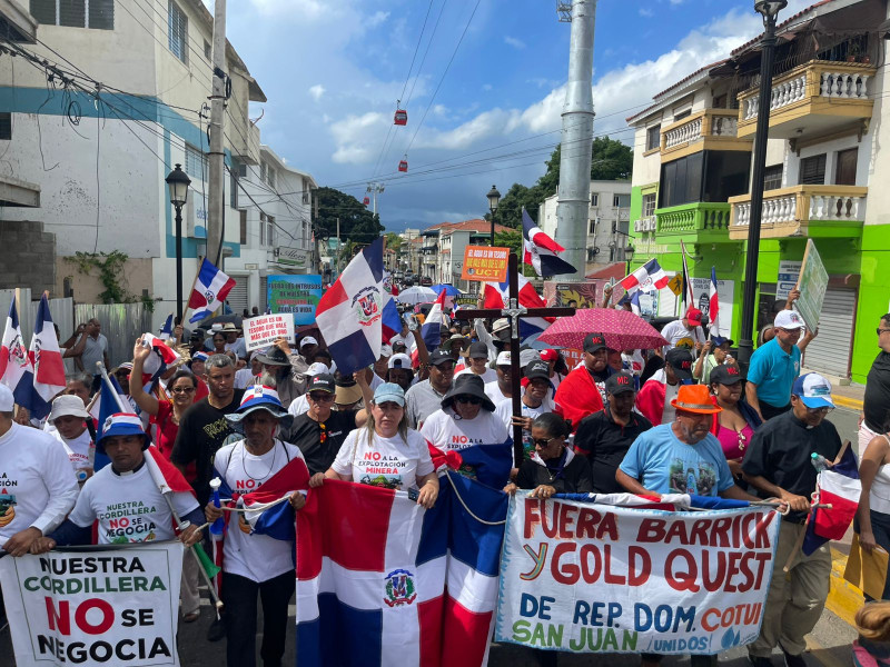 Marcha en contra de la explotación minera en la cordillera septentrional.