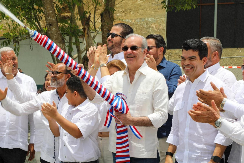El presidente Luis Abinader al dejar inaugurado el acueducto múltiple de Ocoa.