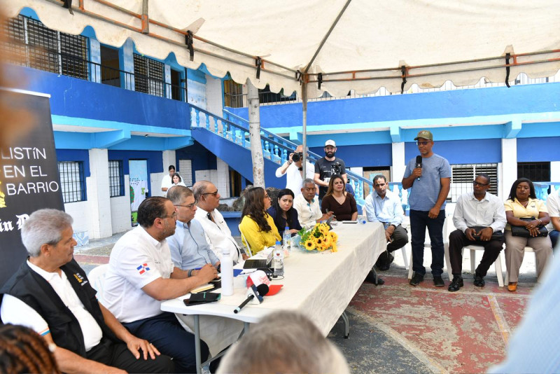 Autoridades y auspiciadores de los “Diálogos para la Convivencia Barrial”, escuchan con atención la exposición de un comunitario del sector Los Alcarrizos