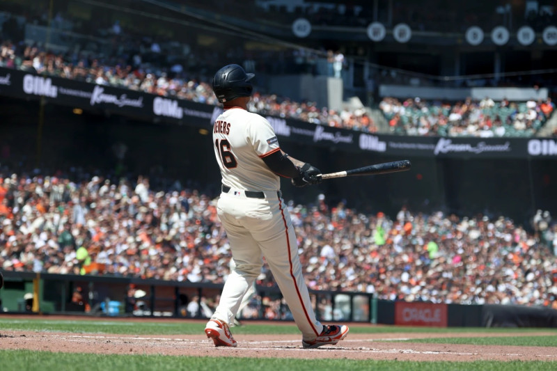 Rafael Devers al momento de pegar su batazo de cuatro esquinas con las bases congestionadas ante los Medias Blancas.