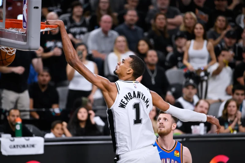 Victor Wembanyama, de los Spurs, donquea en el partido frente al Thunder en la final de la Conferencia Oeste de la NBA, el 24 de mayo de 2026, en San Antonio.