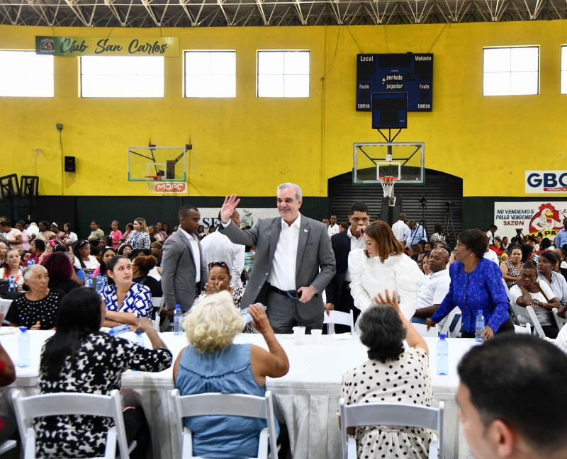 El presidente Luis Abinader junto a madres dominicanas,  en el lanzamiento del Bono Madre 2026 “El Cariñito”