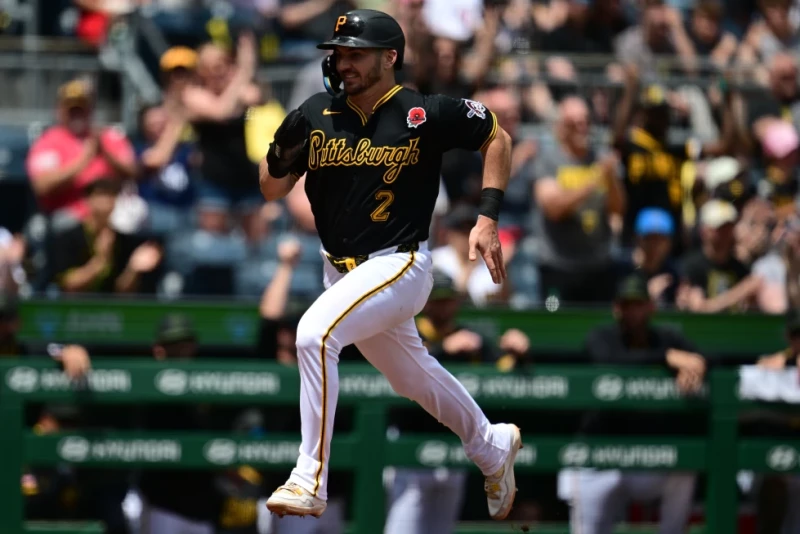 Spencer Horwitz de los Piratas anota tras un doble remolcador de Brandon Lowe en la tercera entrada ante los Cachorros el 25 de mayo del 2026.