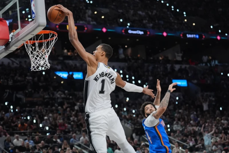 Victor Wembanyama, de los Spurs, encesta detrás de Kenrich Williams, del Thunder, durante el cuarto juego de las Finales de la Conferencia Oeste de la NBA.