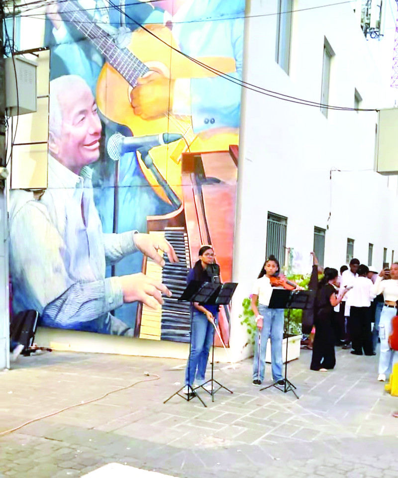 Manifestación. Artistas, gestores culturales y ciudadanos puertoplateños se oponen a que el edificio de Bellas Artes sea usado para trasladar la Gobernación y la Policía.
