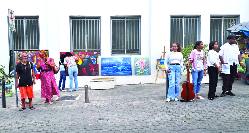 Artistas y ciudadanos han montado vigilia en Bellas Artes de Puerto Plata para oponerse a que allí se trasladen la Policía y la Gobernación.