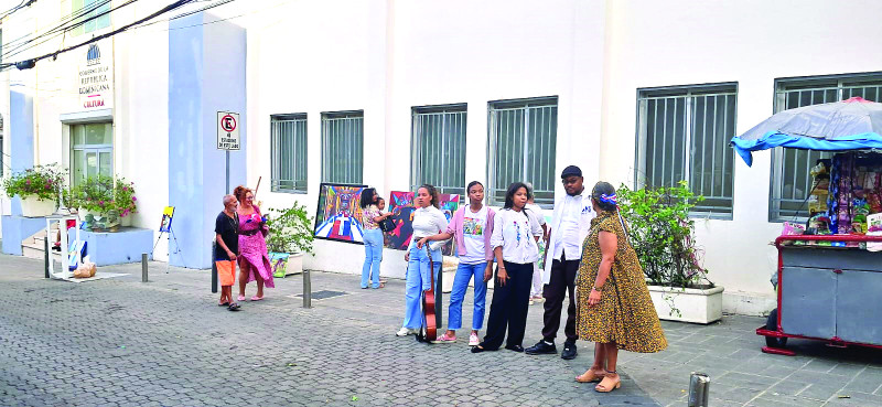 Un grupo de personas en protesta ante las intenciones de que a Bellas Artes de Puerto Plata trasladen las oficinas policiales y de la Gobernación.