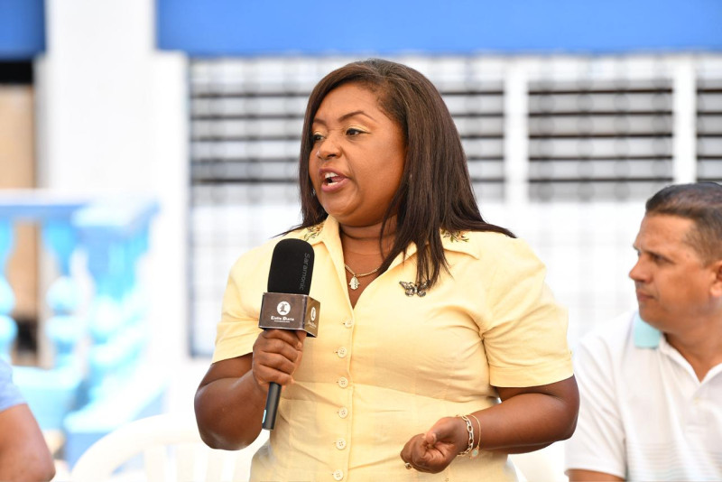 Comunitaria de Los Alcarrizo expone sobre las problemáticas del sector.