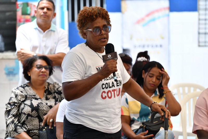 Comunitaria de Los Alcarrizos expone problemas que afectan al sector.