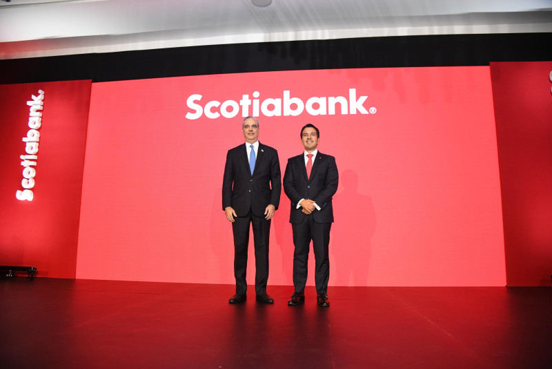 El presidente de la República, Luis Abinader, junto al presidente ejecutivo de Scotiabank, Jabar Singh