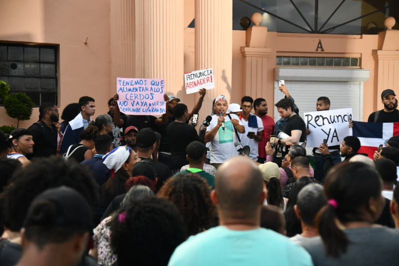 Consignas, expresiones y pancartas marcaron la protesta frente al Palacio presidencial.