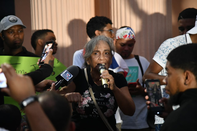 María López, quien expresó su preocupación durante la protesta.