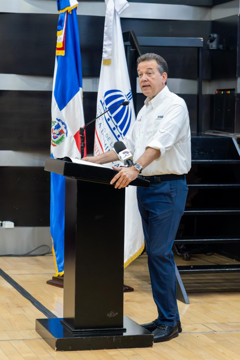 Víctor -Ito- Bisonó ofrece detalles de las obras durante el estreno de "MIVHED en Marcha", un encuentro con la prensa.
