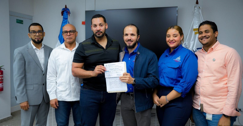Claudio Caamaño junto a productor bonificado Indhira Pulinario y Steven Baldera a la izquierda