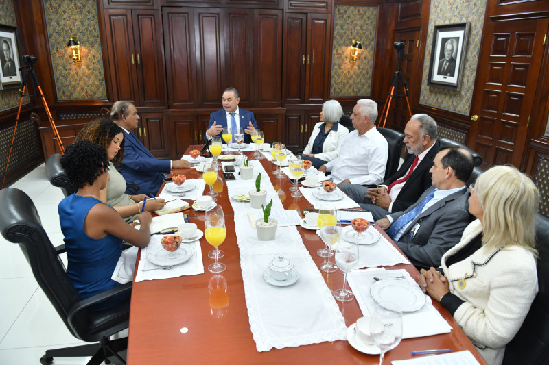 Mesa del Desayuno del Listín Diario realizado en el salón Ricart.