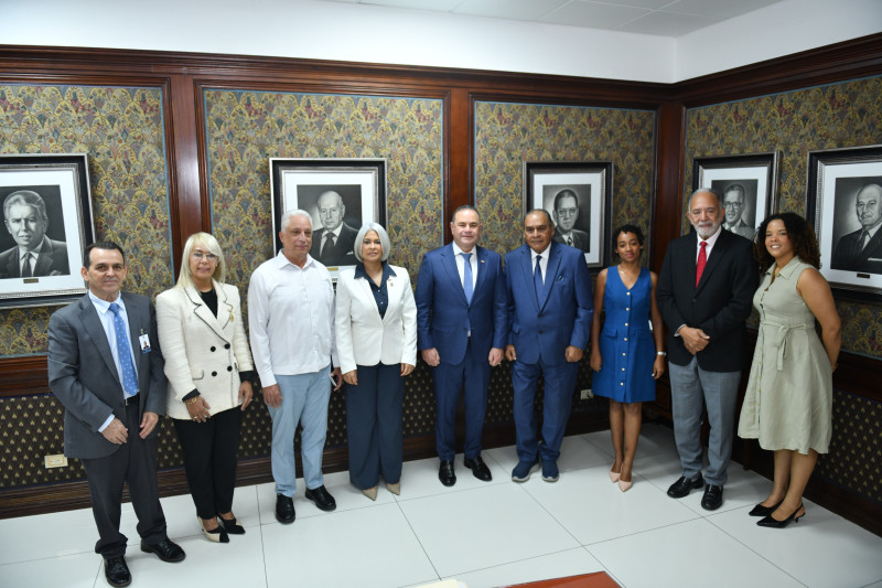 Participantes y anfitriones en el Desayuno del Listín Diario.