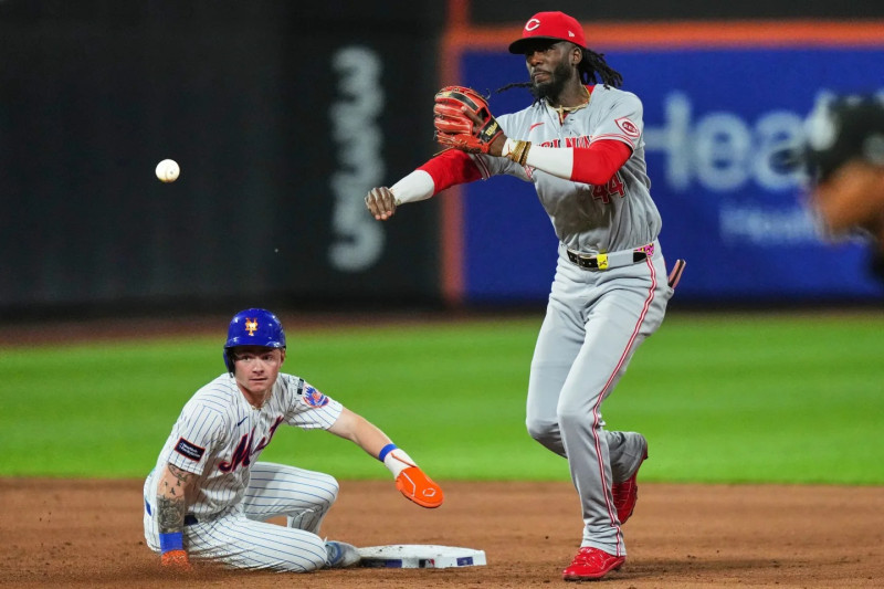 Elly de la Cruz hace un disparo a la inicial al momento de realizar un doble play.