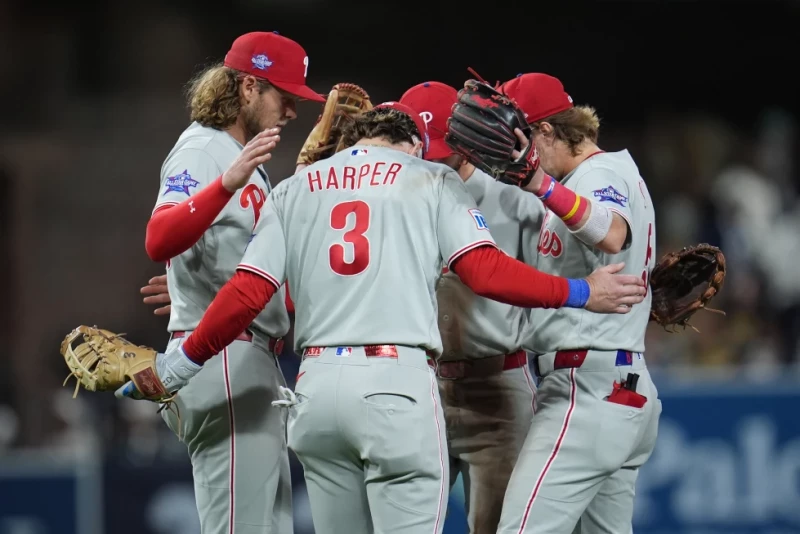 Bryce Harper, de los Filis, festeja con sus compañeros tras el triunfo sobre los Padres, el 26 de mayo de 2026.
