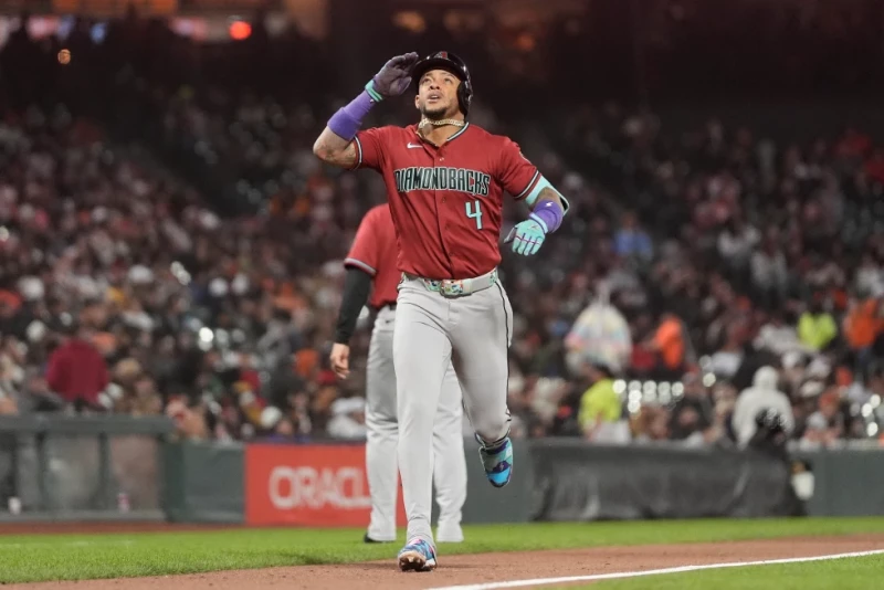 Ketel Marte, de los Diamondbacks, festeja tras batear un jonrón de dos carreras ante los Gigantes, el 26 de mayo de 2026 .