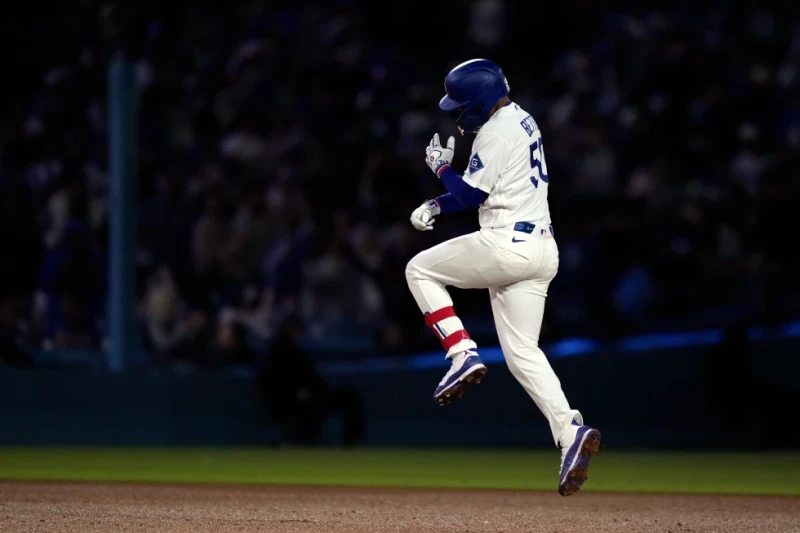 Mookie Betts, de los Dodgers, salta para festejar un jonrón de tres carreras ante los Rockies, el 26 de mayo de 2026.