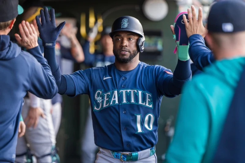 Víctor Robles, de los Marineros de Seattle, celebra tras anotar en el juego del 26 de mayo de 2026, ante los Atléticos .