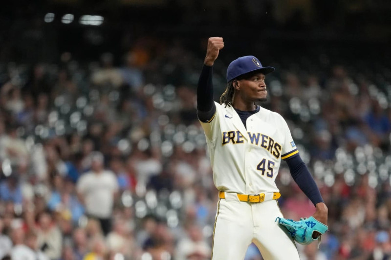 Abner Uribe, de los Milwaukee Brewers, hace un gesto durante la octava entrada de un partido de béisbol contra los St. Louis Cardinals,el martes 26 de mayo de 2026.