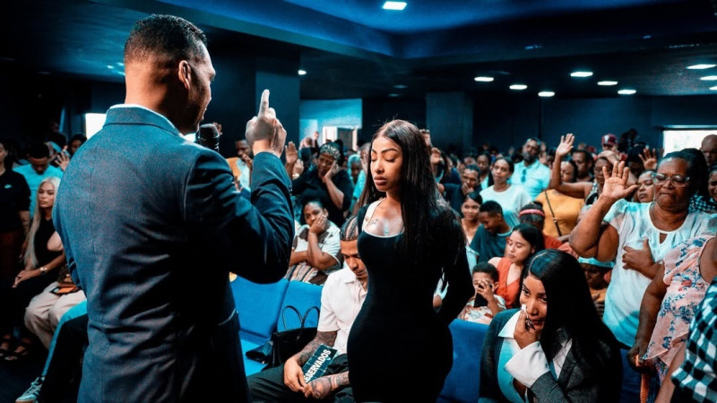 Yailin fue captada junto a su asistente y su nueva pareja durante un culto evangélico en la iglesia Zona de Milagros, dirigida por el pastor Benjamín García.
