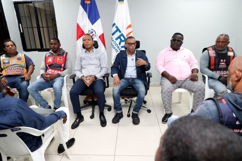 Respecto al tema de emisión del permiso de operación, las autoridades deben verificar si el espacio es apto para una parada, si los conductores cuentan con licencia de conducir categoría 1, seguro al día y la matrícula del vehículo revisada.