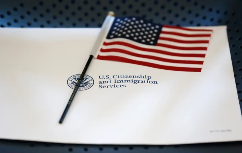 Un paquete de información y una bandera estadounidense se ven en una silla en la oficina de los Servicios de Inmigración y Ciudadanía en Miami, el 17 de agosto de 2018 en Miami.