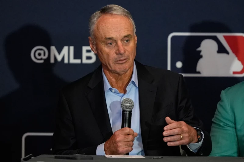 El comisionado de la MLB Rob Manfred responde a preguntas en conferencia de prensa durante la reunión invernal de dueños.
