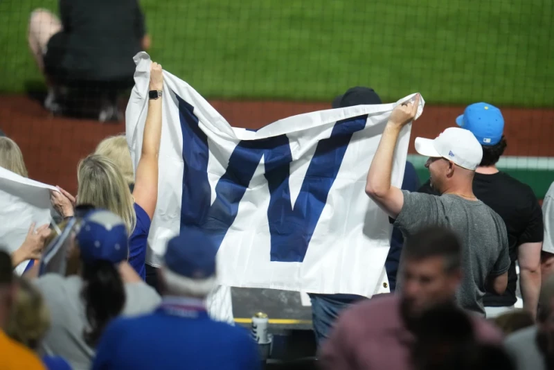 Fanáticos de los Cachorros de Chicago festejan la victoria sobre los Piratas en Pittsburgh, el miércoles 27 de mayo de 2026.