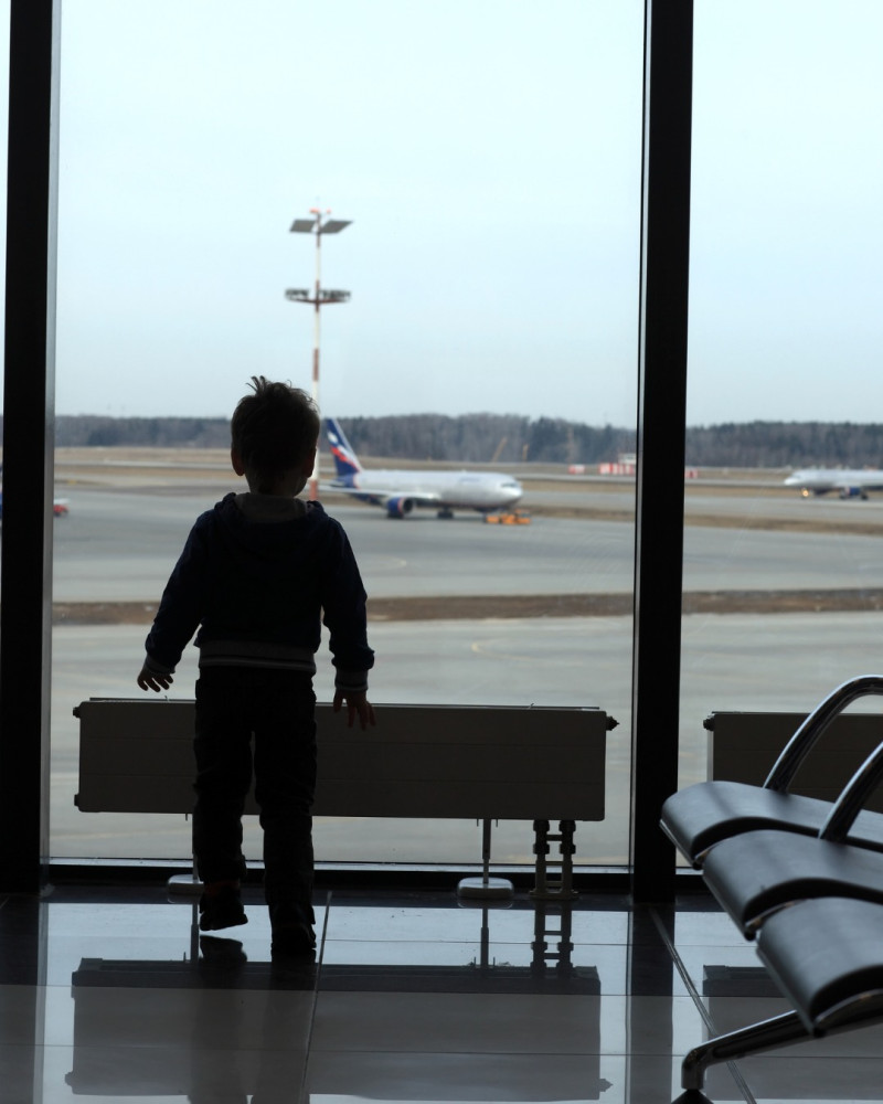 Migración tardaba hasta dos semanas en algunos meses del año para entregarle la autorización a los padres.