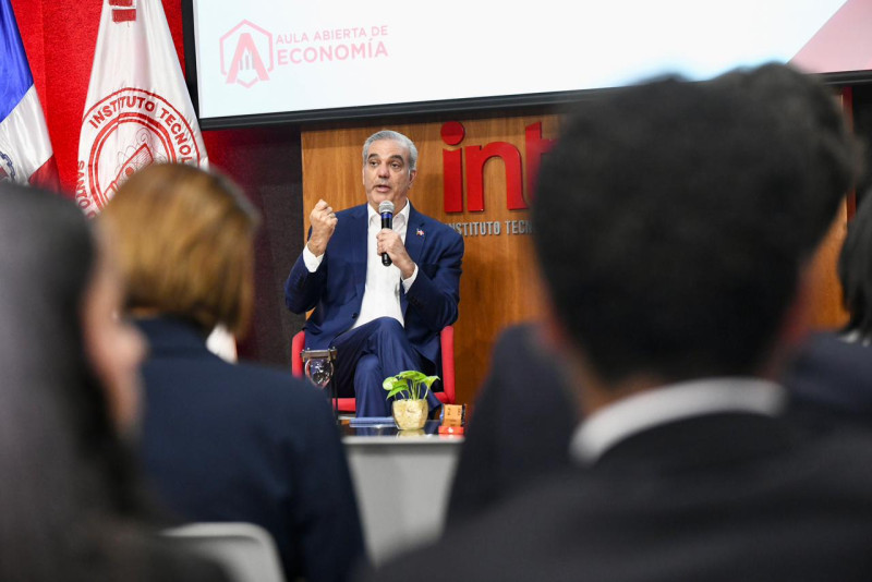 El presidente Luis Abinader durante el conversatorio organizado en Intec
