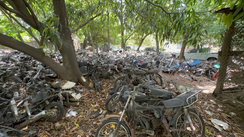 Las “motos chatarras” permanecen desde hace años en el cuartel policial de La Vega.