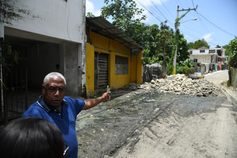 Un dirigente comunitario señala el deterioro de una de las calles de Los Alcarrizos.
