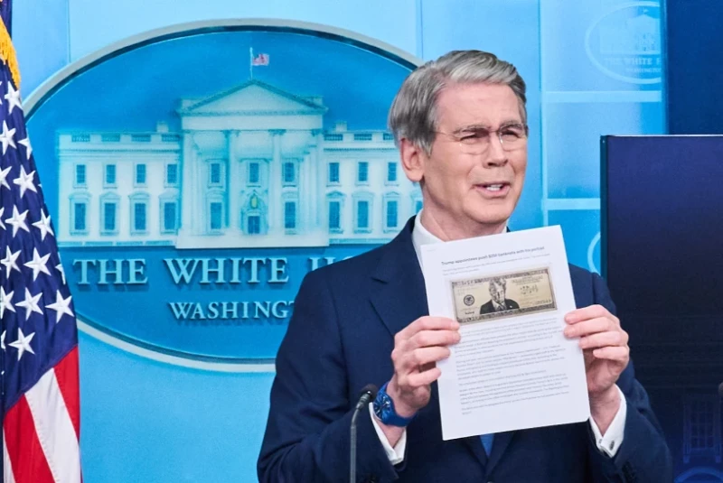 El secretario del Tesoro de EEUU, Scott Bessent, muestra una imagen del billete de 250 dólares propuesto mientras habla con los periodistas en la Casa Blanca, en Washington, el jueves 28 de mayo de 2026.