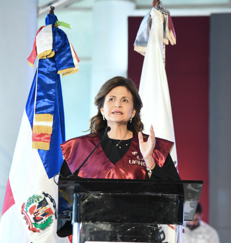 Raquel Peña, vicepresidenta de la República, durante el octavo acto de graduación de la UFHEC.