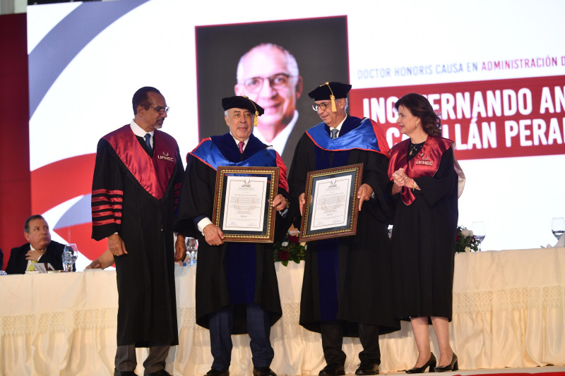 Entrega del título Doctor Honoris Causa en Administración de Empresas a Félix María García Castellanos y Fernando Aníbal Capellán Peralta.