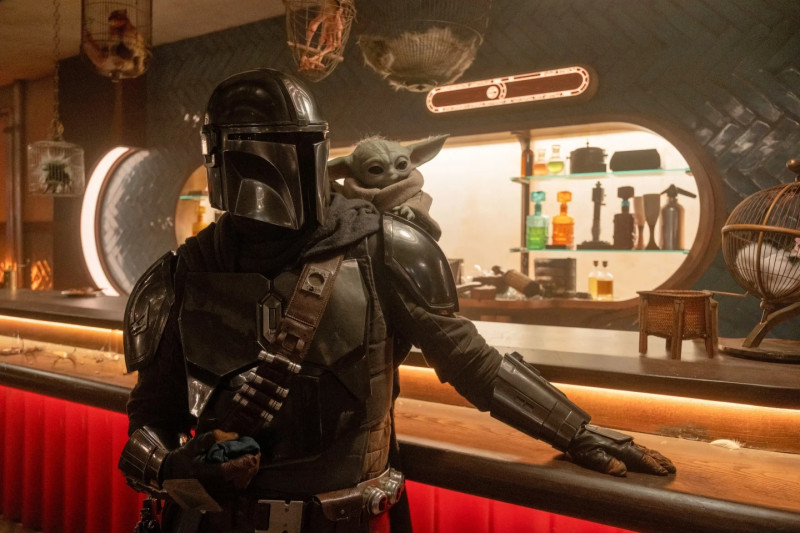 Pedro Pascal y Grogu en una escena de "Star Wars: The Mandalorian and Grogu"