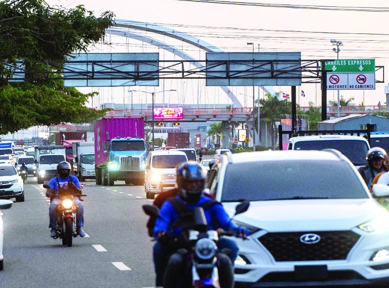 Muchos vehículos de carga transitan la ciudad sin observar la ley, lo que complica en tránsito en la ciudad.