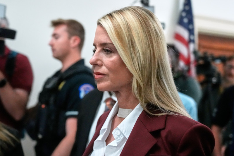 La exsecretaria de Justicia de Estados Unidos, Pam Bondi, llaga para declarar en el edificio de oficinas Rayburn House en el Capitolio, el viernes 29 de mayo de 2026, en Washington