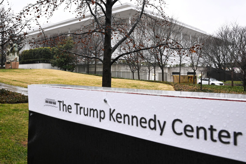 Una vista general muestra el Centro Kennedy en Washington, D.C., el 10 de enero de 2026. Un juez estadounidense dictaminó el 29 de mayo de 2026 que el famoso Centro Kennedy para las Artes Escénicas había sido renombrado ilegalmente en honor al presidente Donald Trump y que su nombre debía ser retirado.