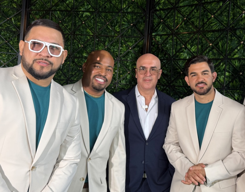 USA1275. MIAMI (ESTADOS UNIDOS), 30/05/2026.- Los integrantes del Grupo Niche Adolfo 'Fito' Echeverría (i), Luis Araque (2-i), y Alejandro Iñigo (d), posan junto al director musical de la agrupación, José Aguirre, durante una entrevista con EFE este martes, en Miami (EE.UU.). Niche apuesta por la evolución de la salsa sin abandonar los sonidos clásicos que han definido su identidad por más de cuatro décadas en 'Más que palabras', su primer disco con canciones inéditas en más de cinco años. EFE/Alicia Civita