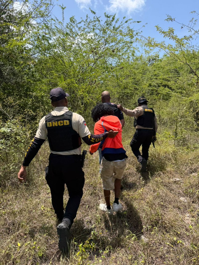 Agentes de la DNCD arrestando a los vinculador a la trama de microtráfico