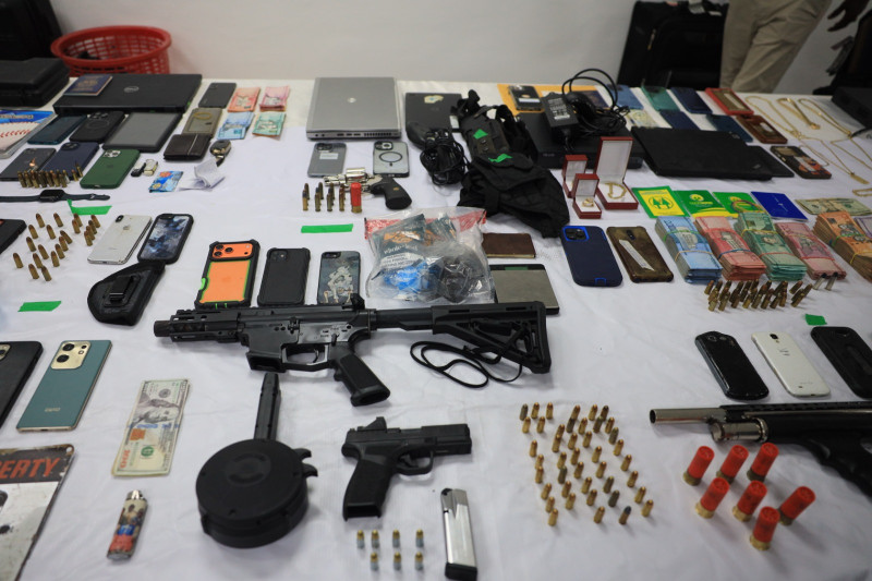 Armas, municiones y otros objetos incautados durante el opertivo.