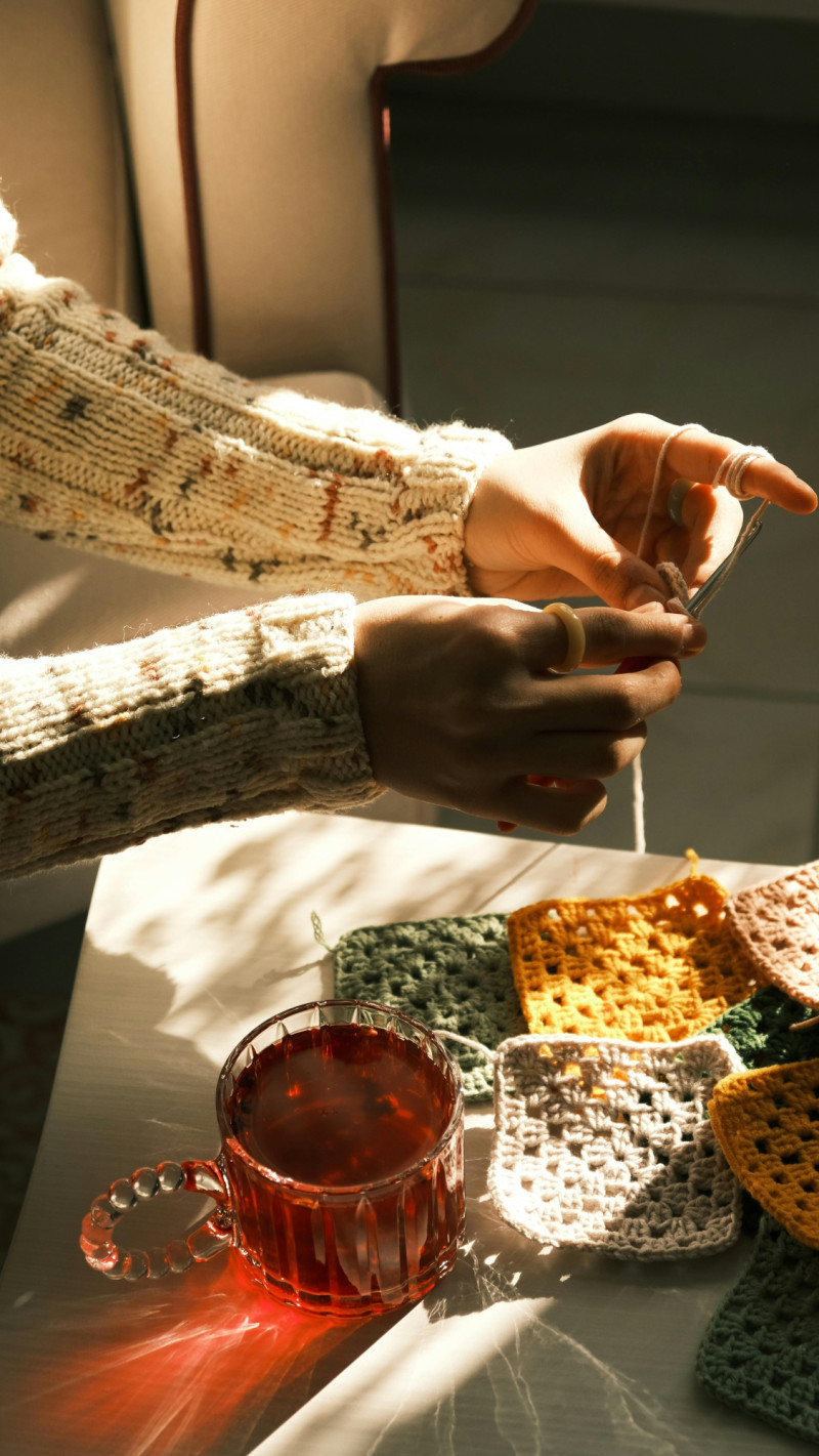 El crochet o ganchillo, una de las aficiones que los jóvenes priorizan a la hora de desintoxicarse de las redes sociales. Foto: Rahim Egul (Pexels)