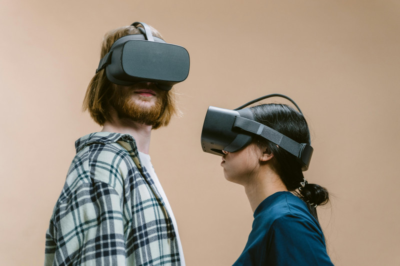 Las gafas inteligentes podrían cambiar el concepto que tenemos de los planes en pareja. Foto: Tima Miroshnichenko (Pexels)
