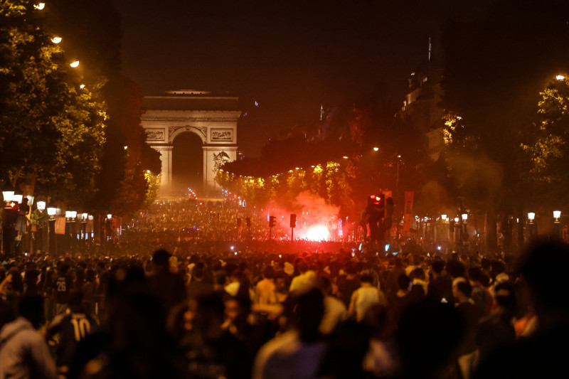 Los aficionados del PSG se reúnen en los Campos Elíseos tras la victoria del club en la final de la Liga de Campeones de la UEFA ante el Arsenal FC, disputada en Budapest, en París, el 30 de mayo de 2026