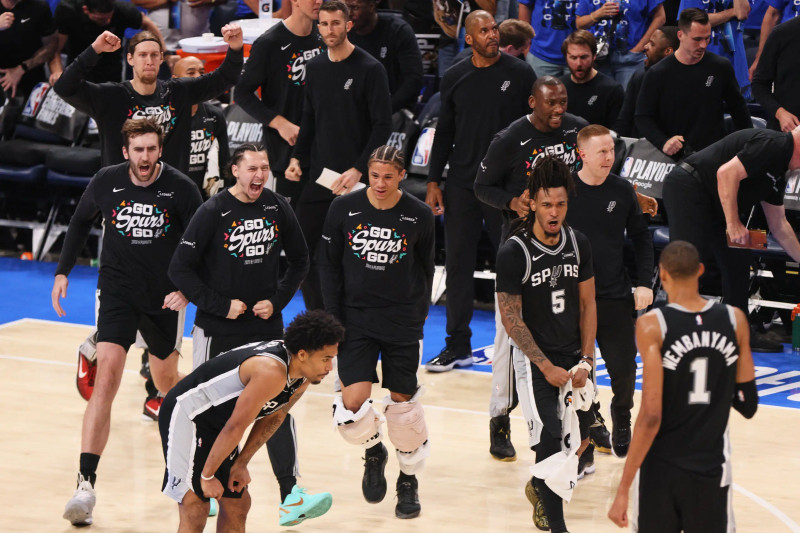 Jugadores de los Spurs reciben a Victor Wembanyama luego de un tiempo pedido por OKC en el último cuarto del séptimo juego.