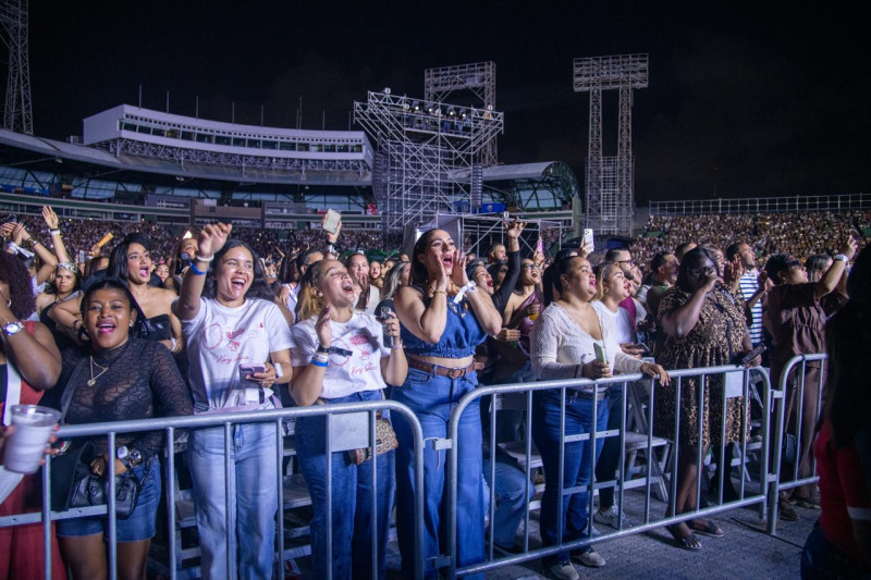 Jóvenes, sobre todo mujeres, acompañaron a Kany García en su primer estadio en su carrera artística.